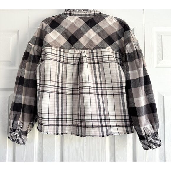 Free People Plaid Shirt Size Medium Black Tan White Crop Snap Front Shacket - Picture 3 of 11